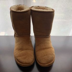 Uggs-short Chestnut size 6.